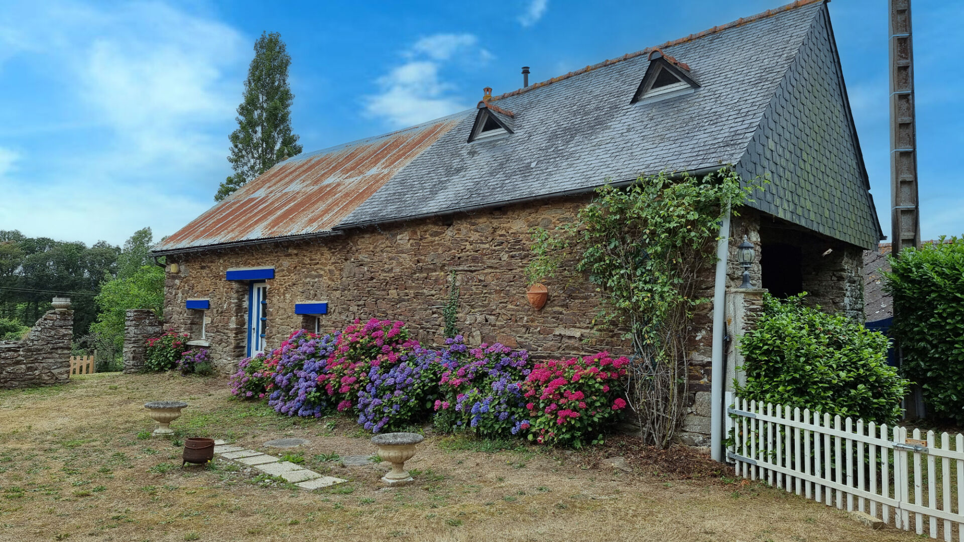 Photo CÔTES-D'ARMOR, près d'Uzel, Charmante Maison en Pierre de 4 Chambres avec Dépendances dans la Tranquille Campagne Bretonne image 3/6