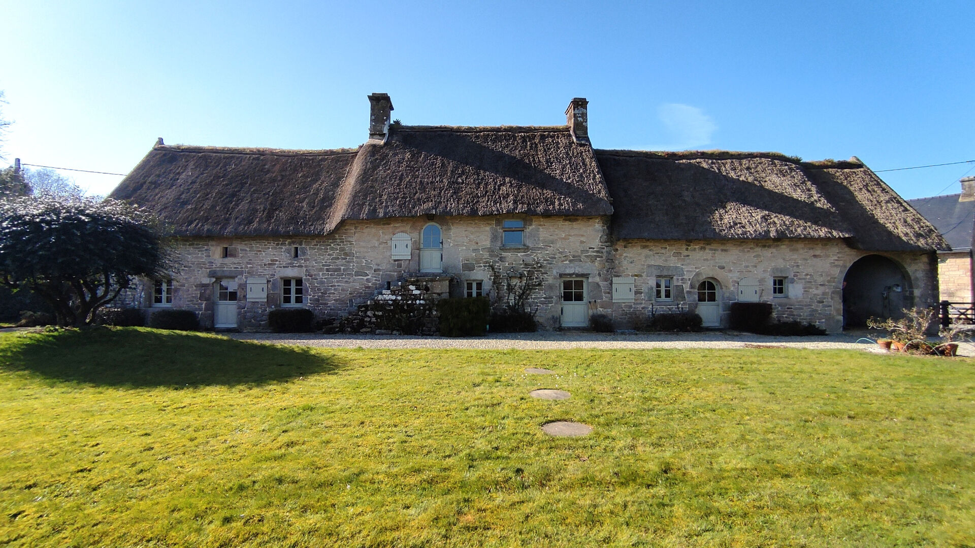 Photo MORBIHAN, Melrand, Magnifique maison, toit de chaume, trois chambres et terrain image 1/6