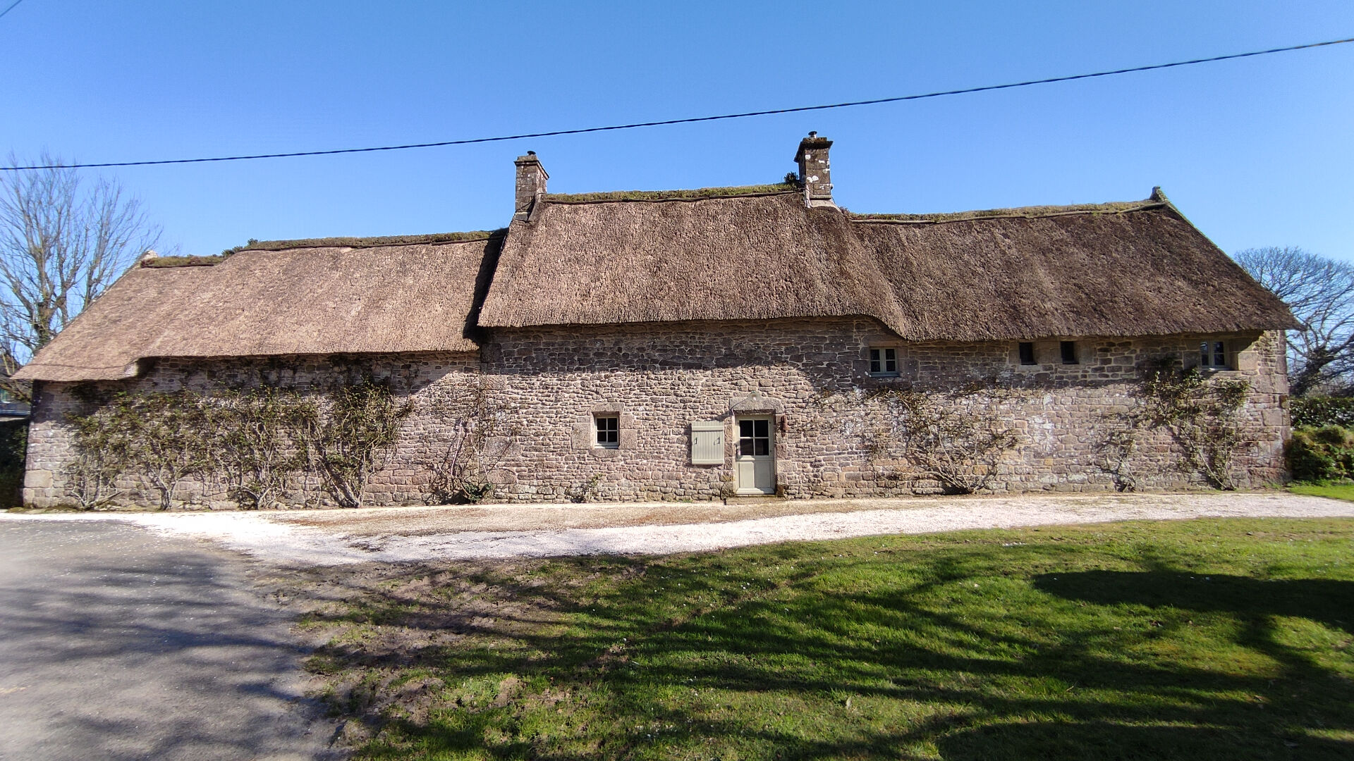 Photo MORBIHAN, Melrand, Magnifique maison, toit de chaume, trois chambres et terrain image 2/6