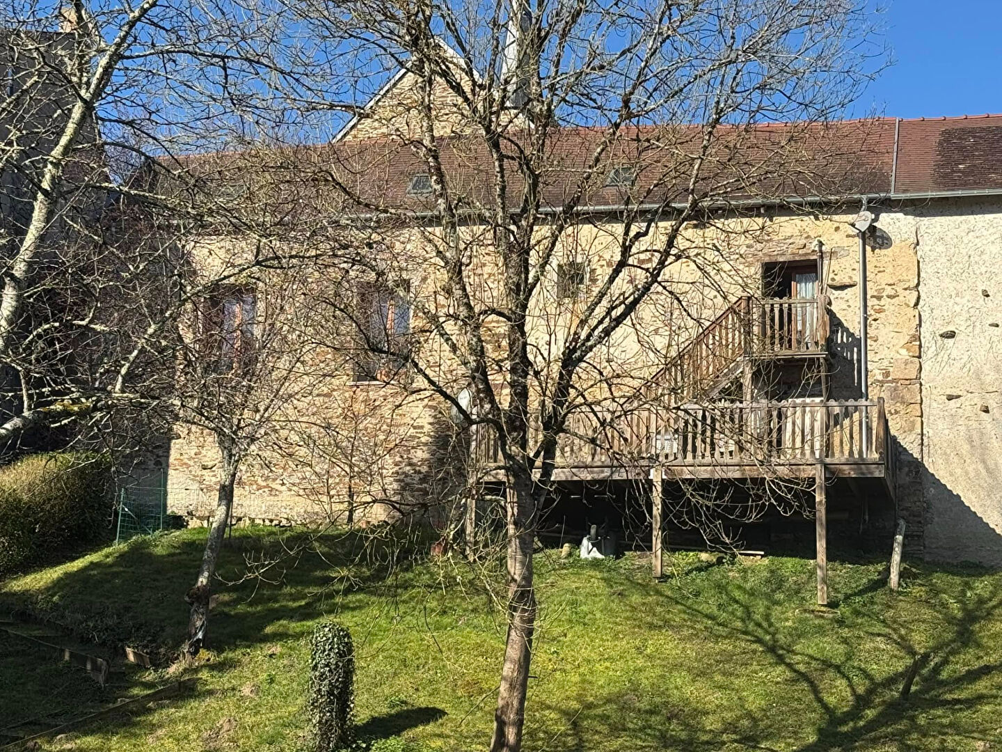 HAUTE VIENNE - Belle petite maison en pierre au bord de l'eau