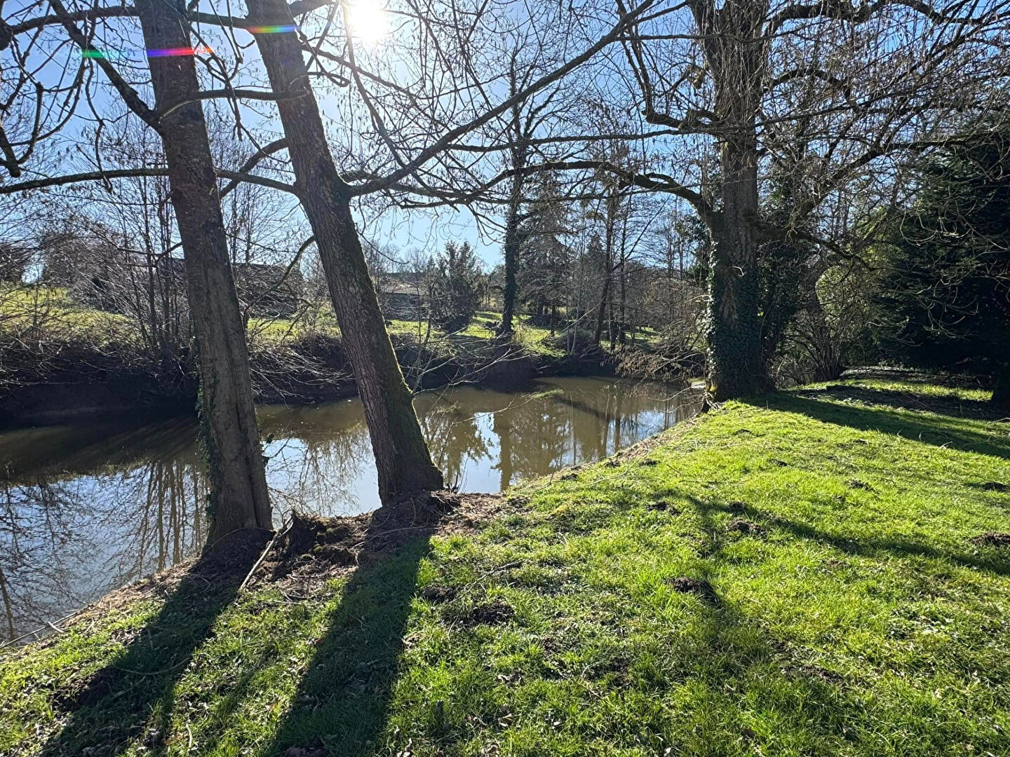 Photo HAUTE VIENNE - Belle petite maison en pierre au bord de l'eau image 5/6