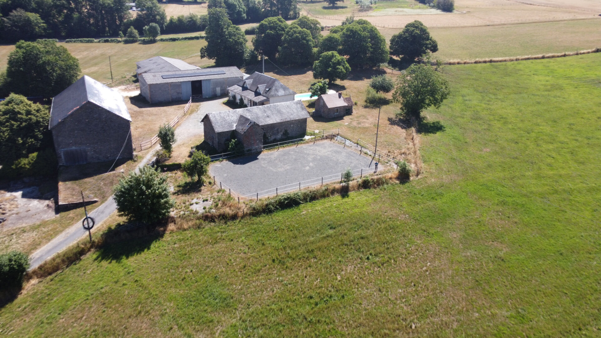 Photo CORREZE - Belle ferme au sommet d'une colline avec une vue imprenable et 2,7 hectares de terrain attenant. image 2/6