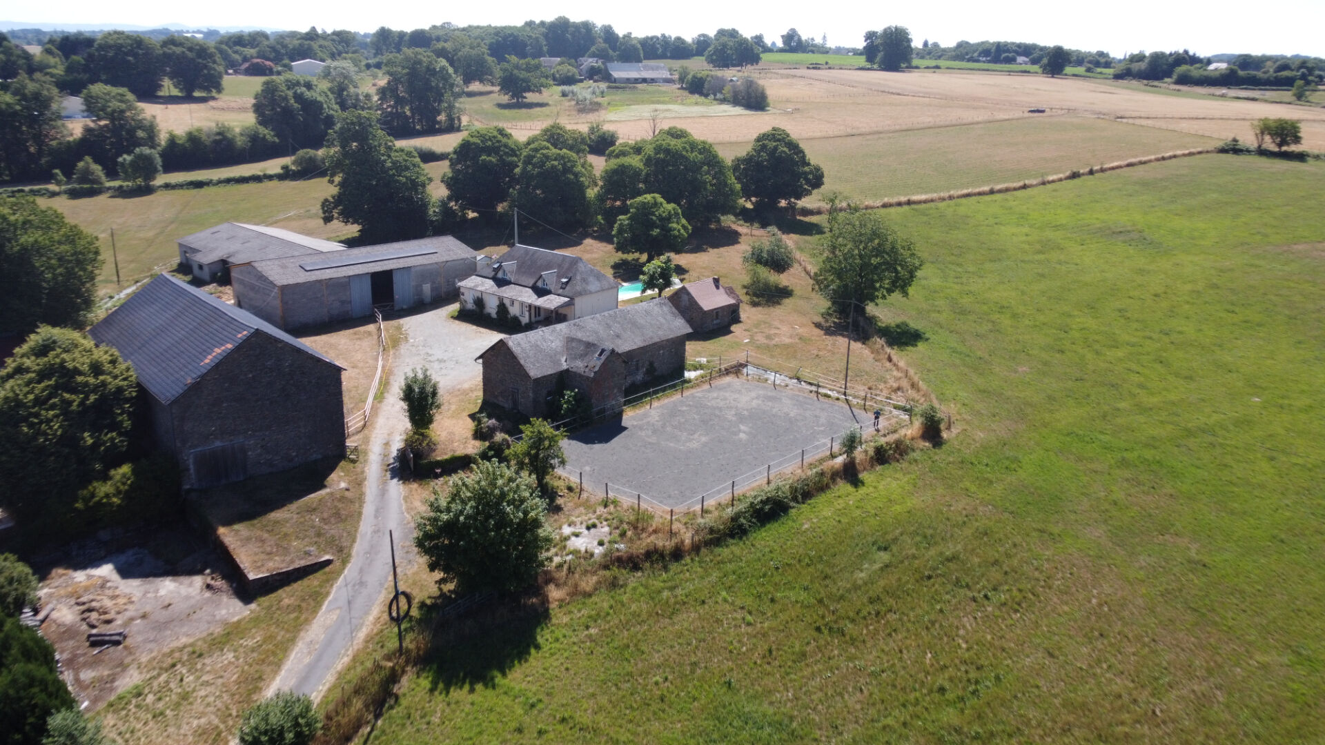 Photo CORREZE - Belle ferme au sommet d'une colline avec une vue imprenable et 2,7 hectares de terrain attenant. image 3/6