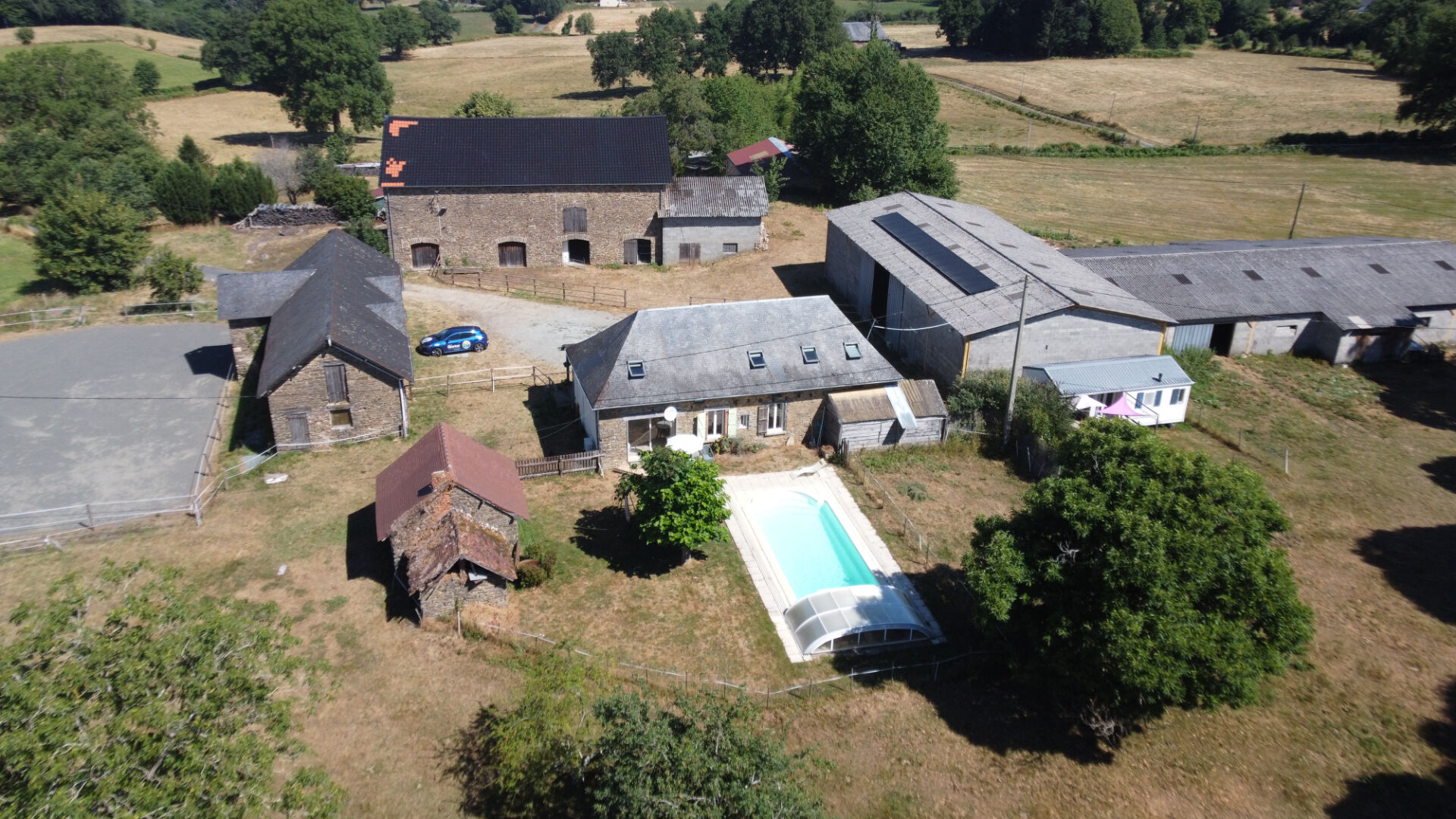 Photo CORREZE - Belle ferme au sommet d'une colline avec une vue imprenable et 2,7 hectares de terrain attenant. image 4/6