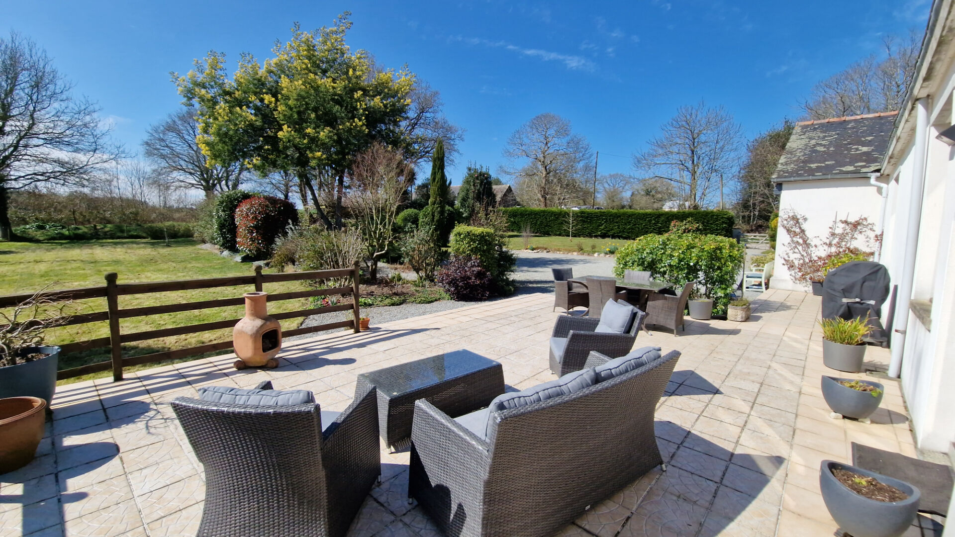 Photo MORBIHAN Maison rénovée de plain-pied , 4 chambres, longue allée, beau jardin, sur terrain 10000 m2 image 2/6