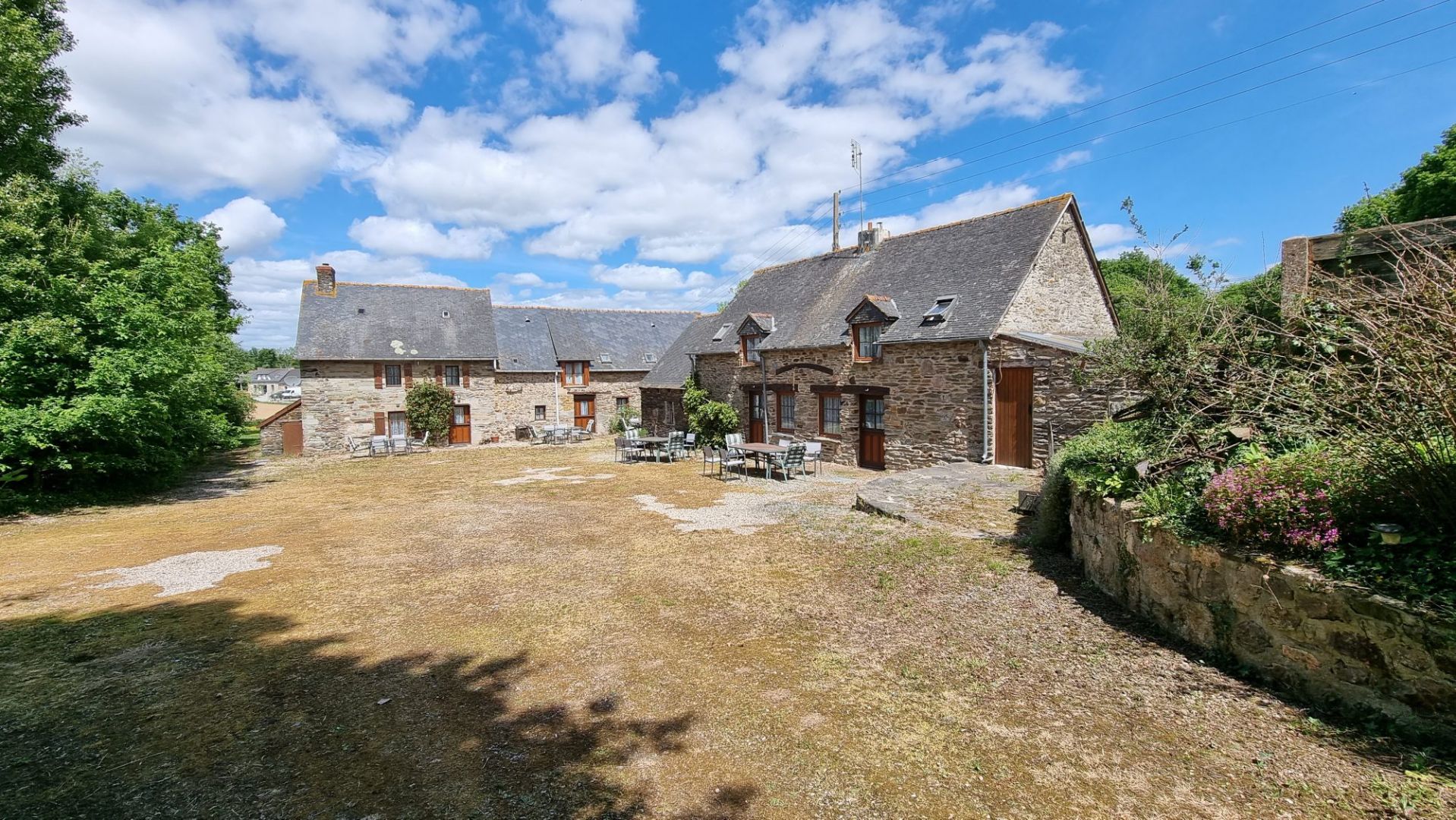 COTES D'ARMOR, Proche Guerledan, Complexe De 5 Maisons, Un Appartement, Petit Camping Et Piscine