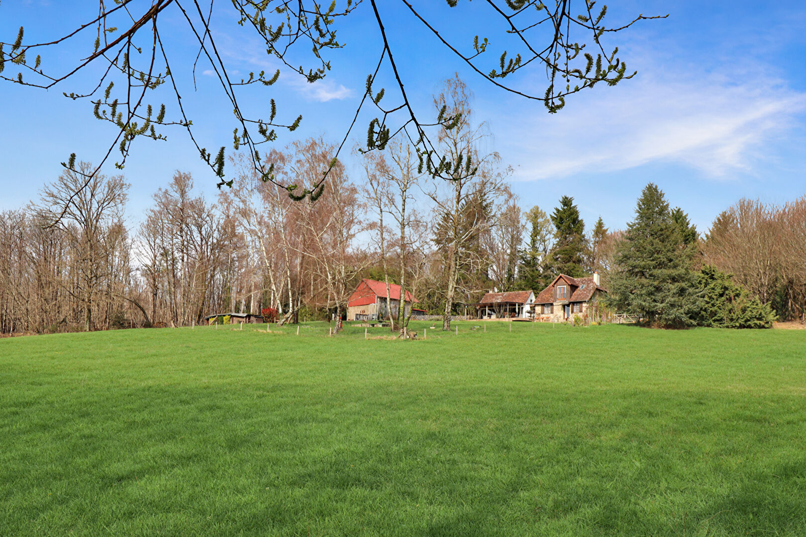 CORREZE. Proche ARNAC-POMPADOUR. Maison en pierre, étang, abri voiture, hangar et terrain de 29 627m2.