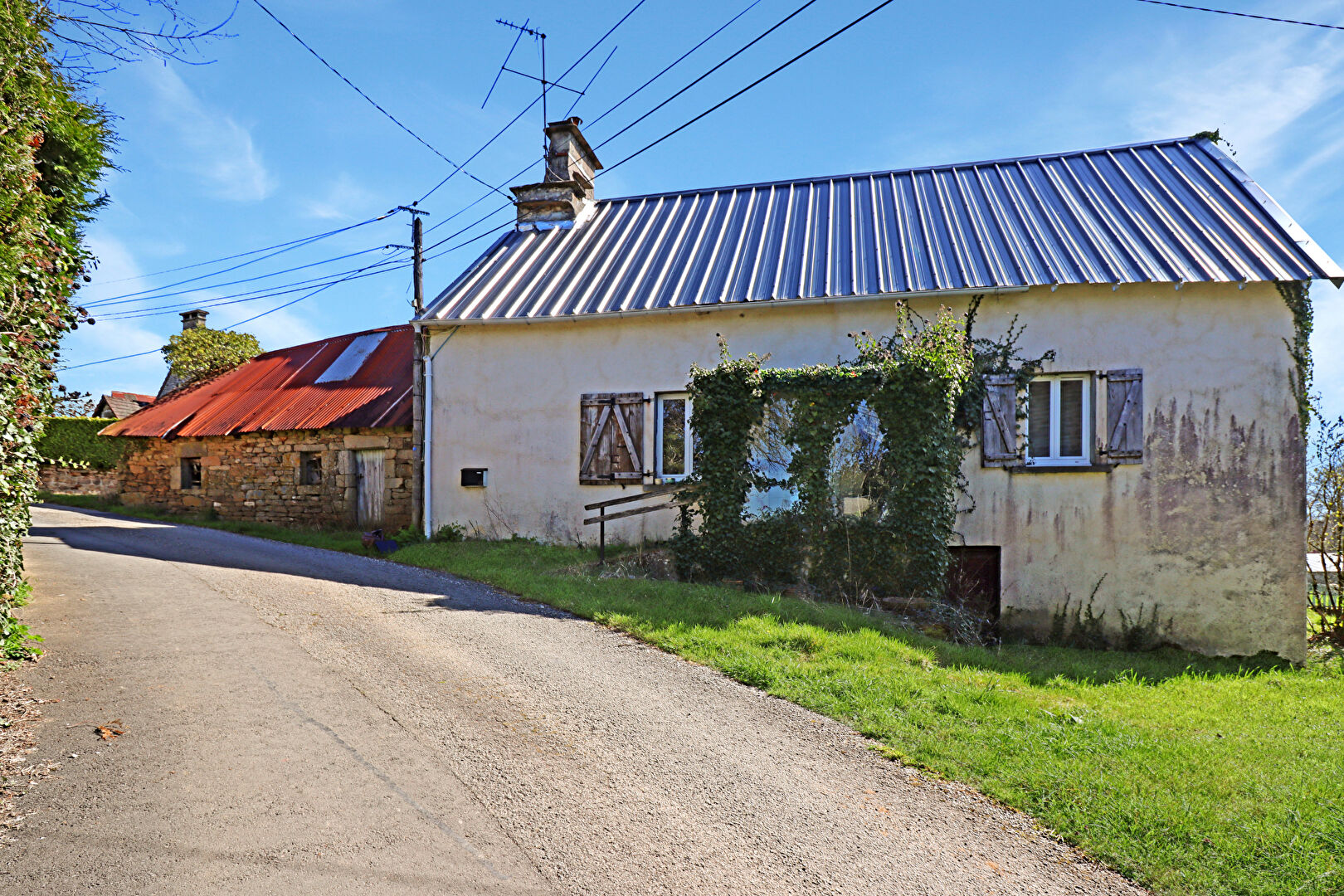 Photo CORREZE. Près de LE LONZAC. Maison en pierre avec 1 chambre, dépendance en pierre attenante et cour. image 1/6
