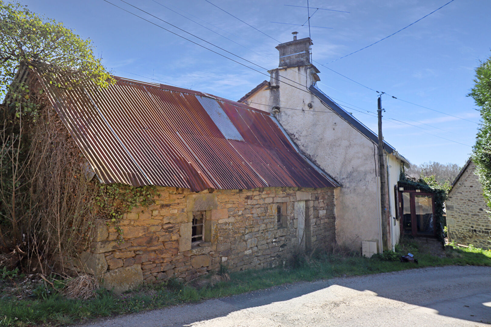 Photo CORREZE. Près de LE LONZAC. Maison en pierre avec 1 chambre, dépendance en pierre attenante et cour. image 2/6