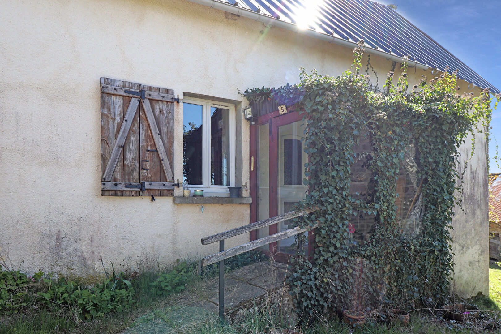 Photo CORREZE. Près de LE LONZAC. Maison en pierre avec 1 chambre, dépendance en pierre attenante et cour. image 3/6