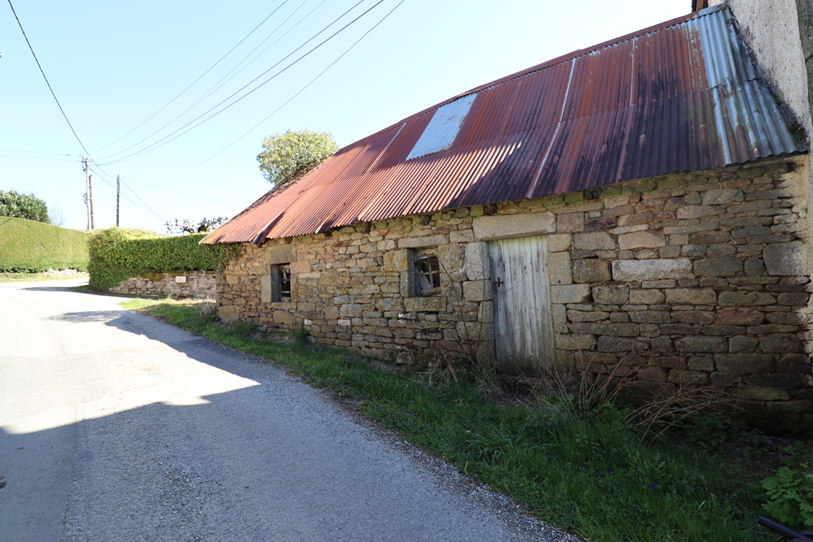 Photo CORREZE. Près de LE LONZAC. Maison en pierre avec 1 chambre, dépendance en pierre attenante et cour. image 4/6