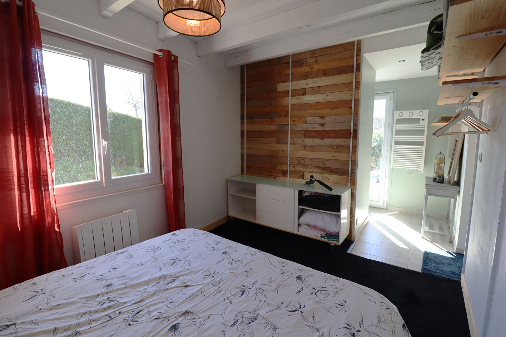 Photo CORREZE. Près de LE LONZAC. Maison en pierre avec 1 chambre, dépendance en pierre attenante et cour. image 5/6