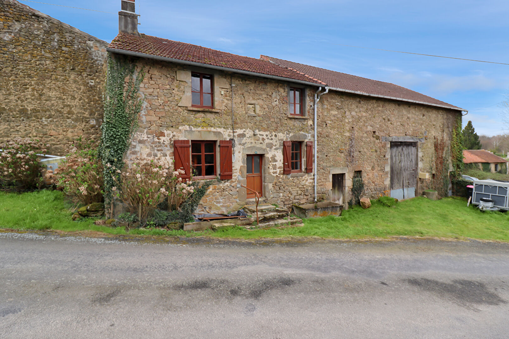 Photo HAUTE VIENNE - Proche BELLAC - Maison en pierre à rénover, grange attenante et jardin de 701m2. image 1/6