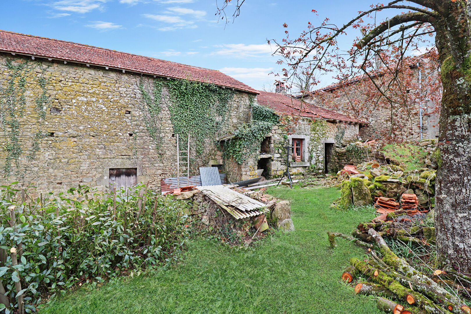 Photo HAUTE VIENNE - Proche BELLAC - Maison en pierre à rénover, grange attenante et jardin de 701m2. image 4/6