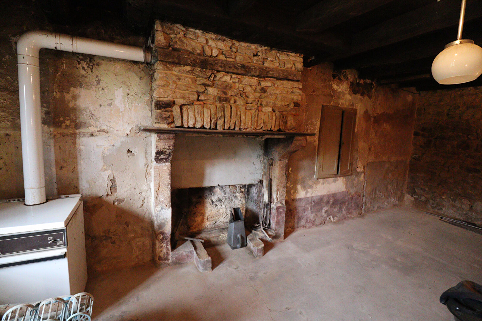 Photo HAUTE VIENNE - Proche BELLAC - Maison en pierre à rénover, grange attenante et jardin de 701m2. image 5/6