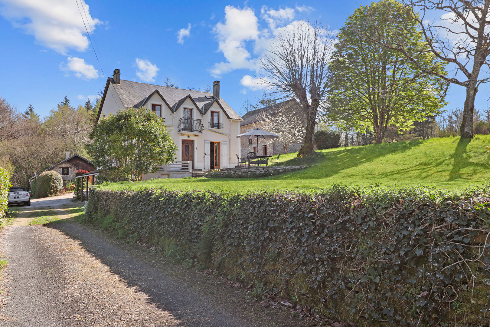 Four-bedroom property in Corrèze, Nouvelle-Aquitaine, featuring a garden and access road.