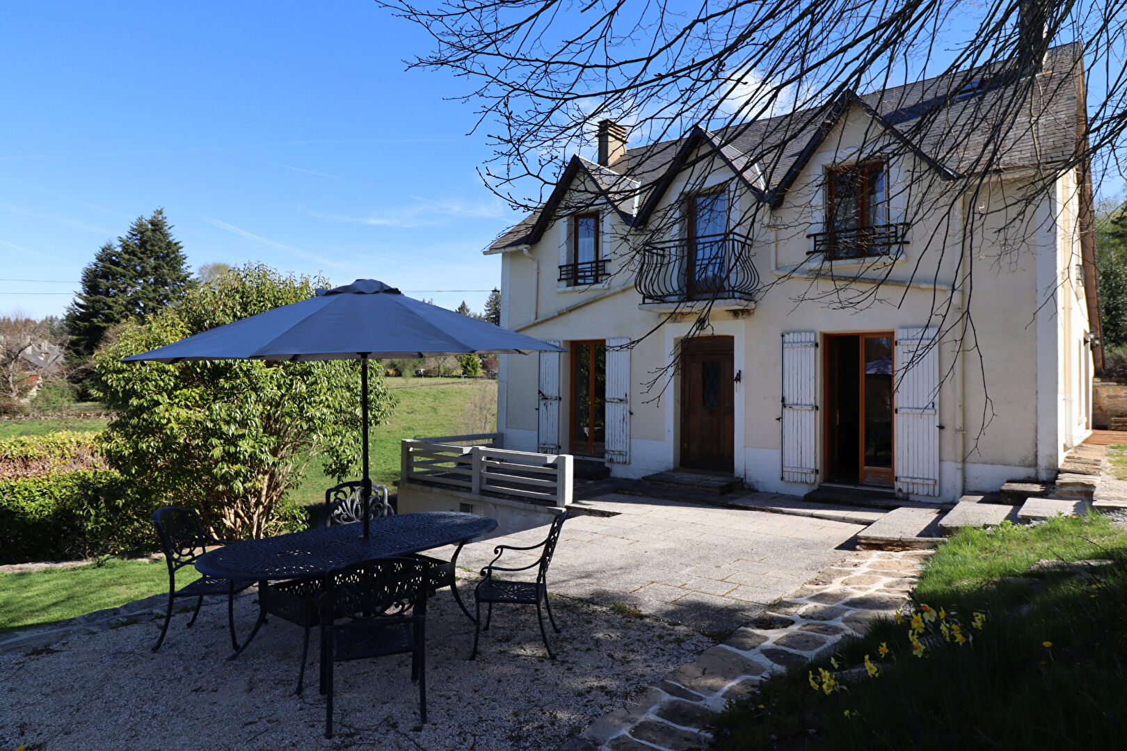Photo CORREZE. MADRANGES. Jolie maison de 4 chambres avec un superbe gîte de 2 chambres, une grange, 2 garages et un terrain de 11 051m2. image 2/6