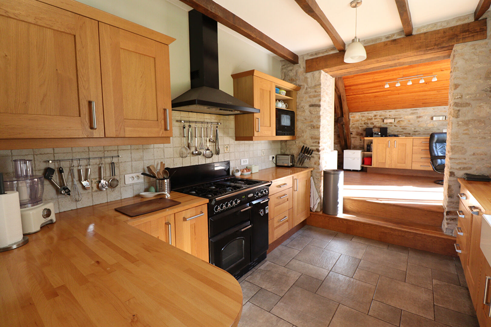 Photo CORREZE. MADRANGES. Jolie maison de 4 chambres avec un superbe gîte de 2 chambres, une grange, 2 garages et un terrain de 11 051m2. image 4/6