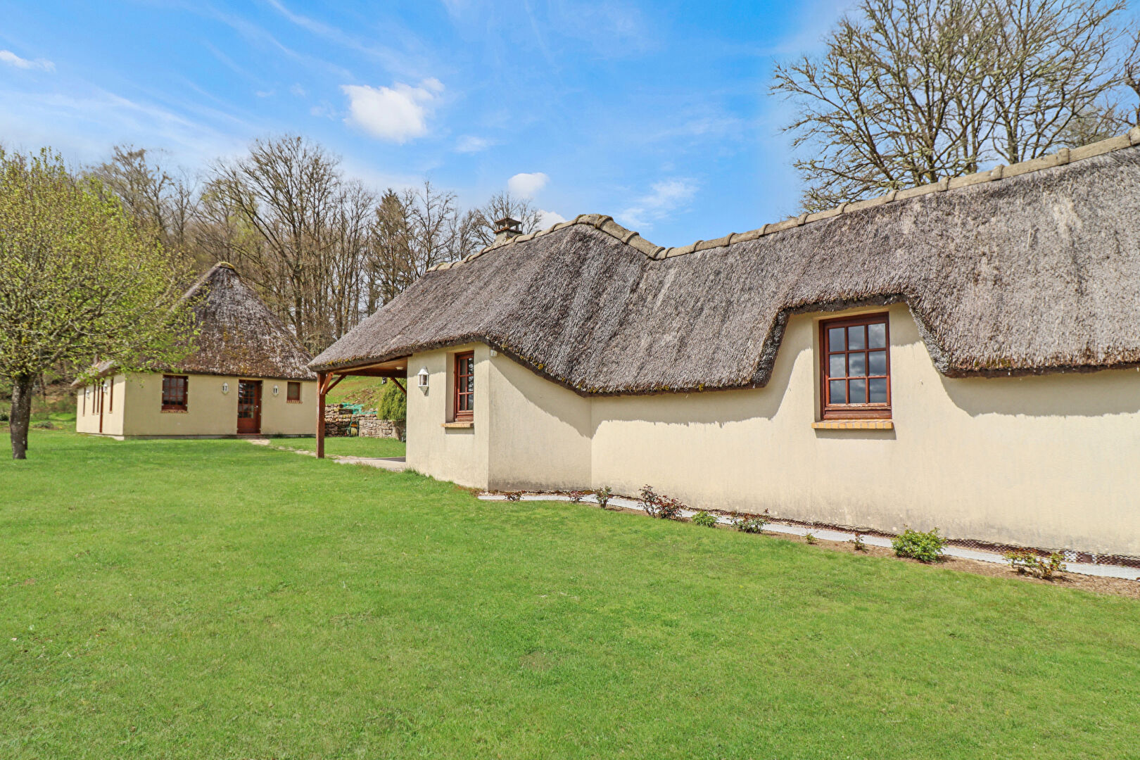 CORREZE. PEYRELEVADE. Maison de chaume de 3 chambres avec garage, atelier et cuisine d'été.  Jardin de 1013m2. 2Km du Golf