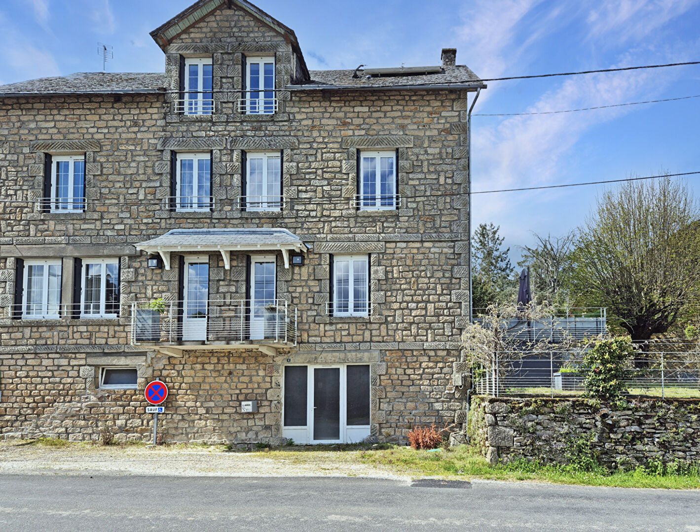 CORREZE. MADRANGES. Magnifique maison de 6 chambres avec SPA, ascenseur interne, grange, cour et jardin.
