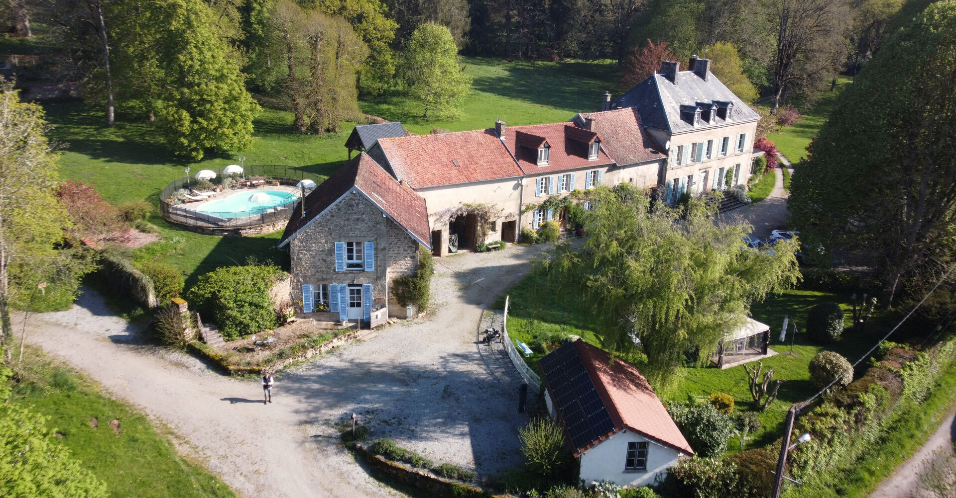 Superbe domaine rural de 20 hectares, avec château de style bourgeois, grande maison et nombreux bâtiments.