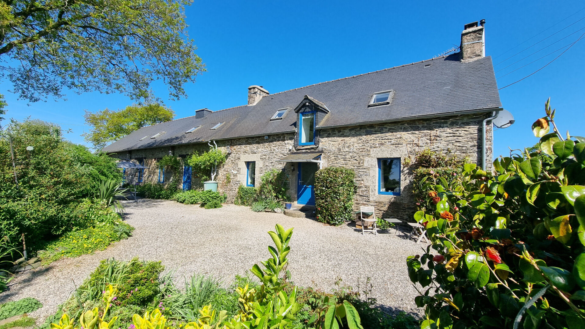 COTES D'ARMOR , Belle longère en pierre divisée en trois habitations, studio et camping - Potentiel de revenus