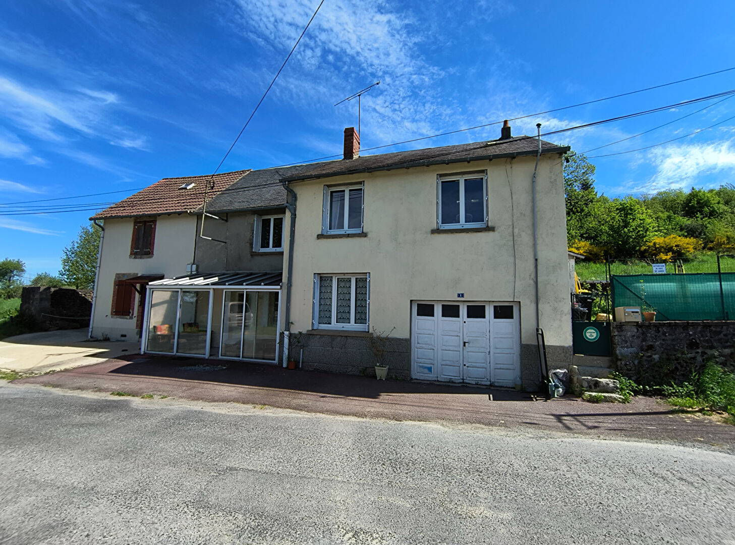 CREUSE- Maison mitoyenne avec 1,6 hectares de terrain