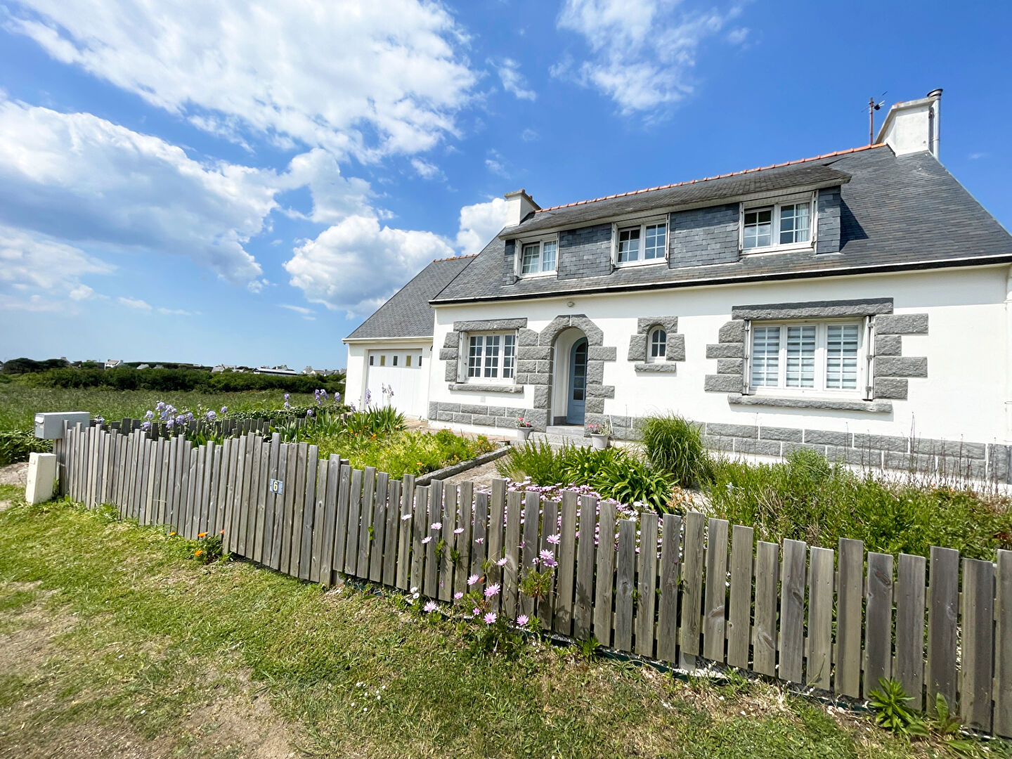 FINISTÈRE: Plozévet. Charmante maison familiale rénovée de 5 chambres en bord de mer avec garage et jardin.