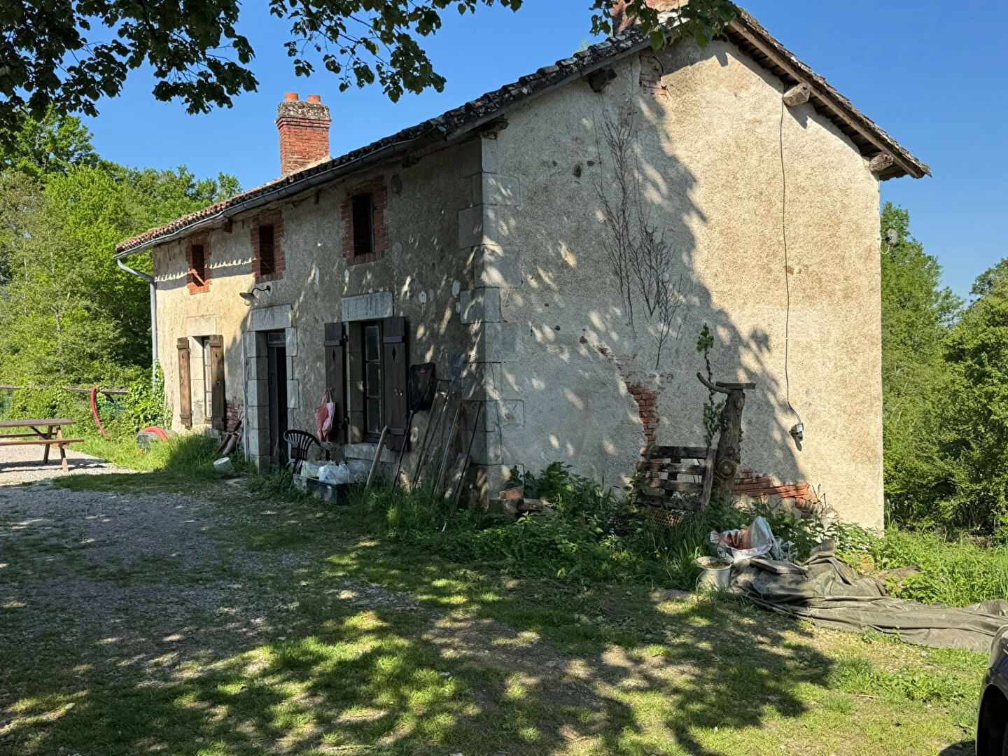 Two-bedroom property in Haute-Vienne, Nouvelle-Aquitaine, featuring rustic architecture and natural surroundings.