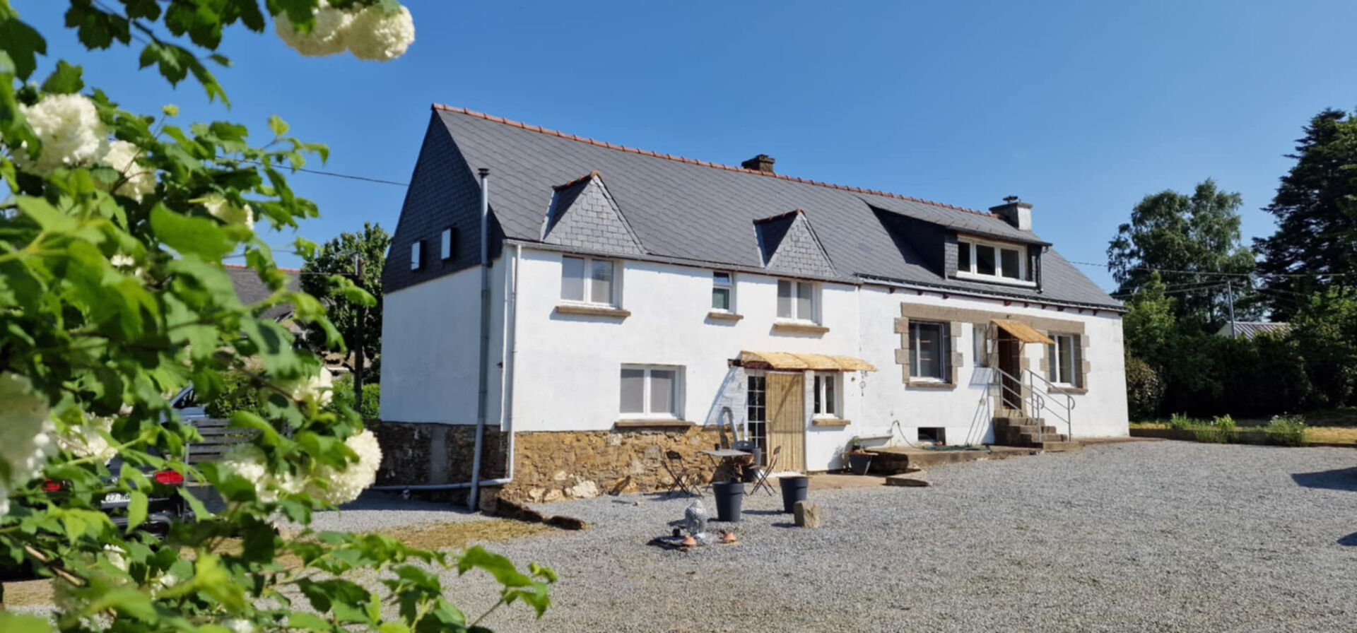 MORBIHAN Maison de 2 chambres bien présentée avec un autre grand espace à terminer, 5000 m2 plus terrain, dépendances