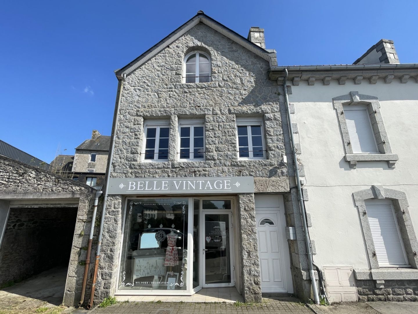 FINISTÈRE: Huelgoat. Ensemble Immobilier avec Vue sur le Lac: Local Commercial, Appartement Rénové et Atelier