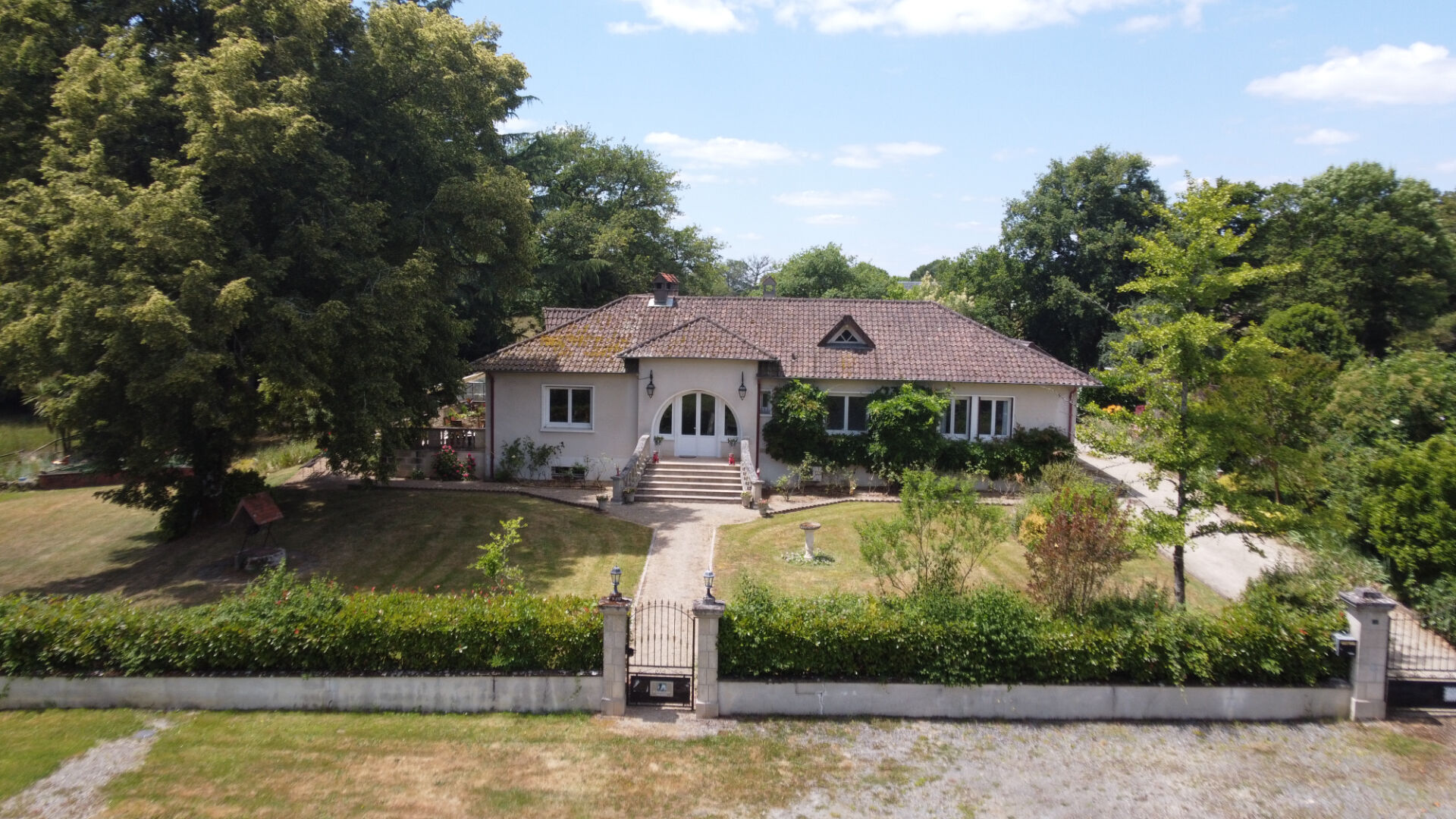 Four-bedroom property with a swimming pool in Haute-Vienne, Nouvelle-Aquitaine, surrounded by landscaped gardens.