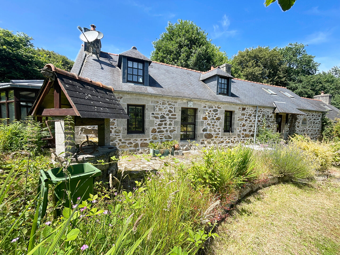 CÔTES D'ARMOR: Plourac'h. Longère en pierre de 4 chambres, gîte, 4,5 ha de terrain et étang de loisirs.