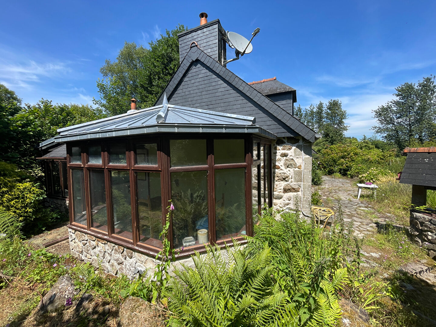 Photo CÔTES D'ARMOR: Plourac'h. Longère en pierre de 4 chambres, gîte, 4,5 ha de terrain et étang de loisirs. image 5/6