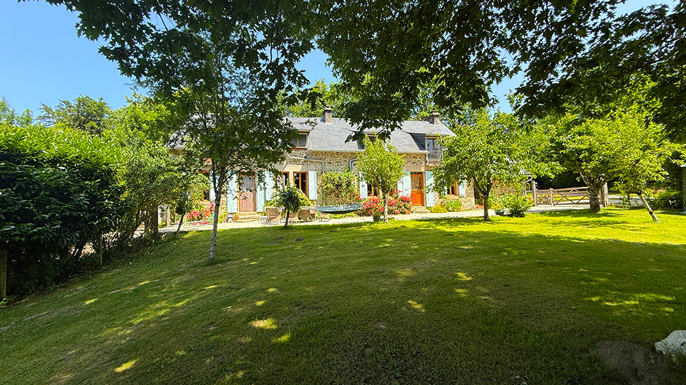 CORREZE. CHAMBERET. Belle maison en pierre de 5 chambres ou maison avec gîte, piscine et terrain de 2 347 m².