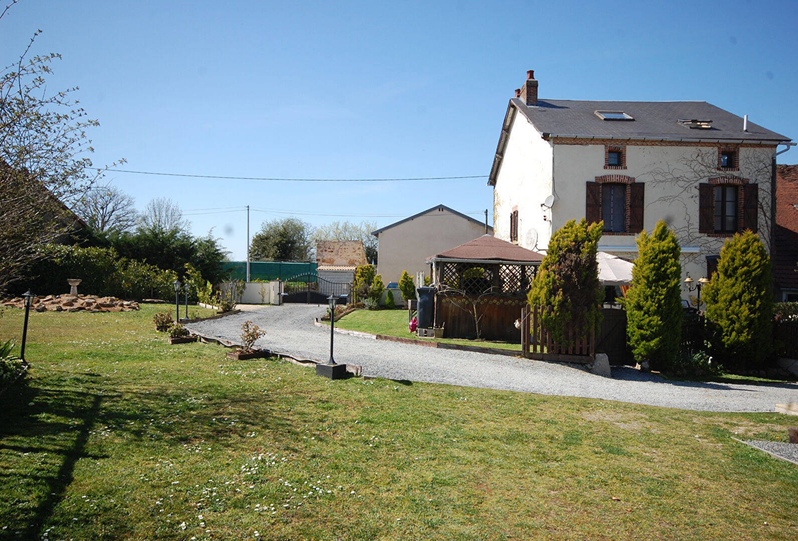 HAUTE VIENNE - Charmante Maison Meublée avec 5 Chambres, Jardin et Piscine ? À Seulement 10 Minutes de Magnac-Laval