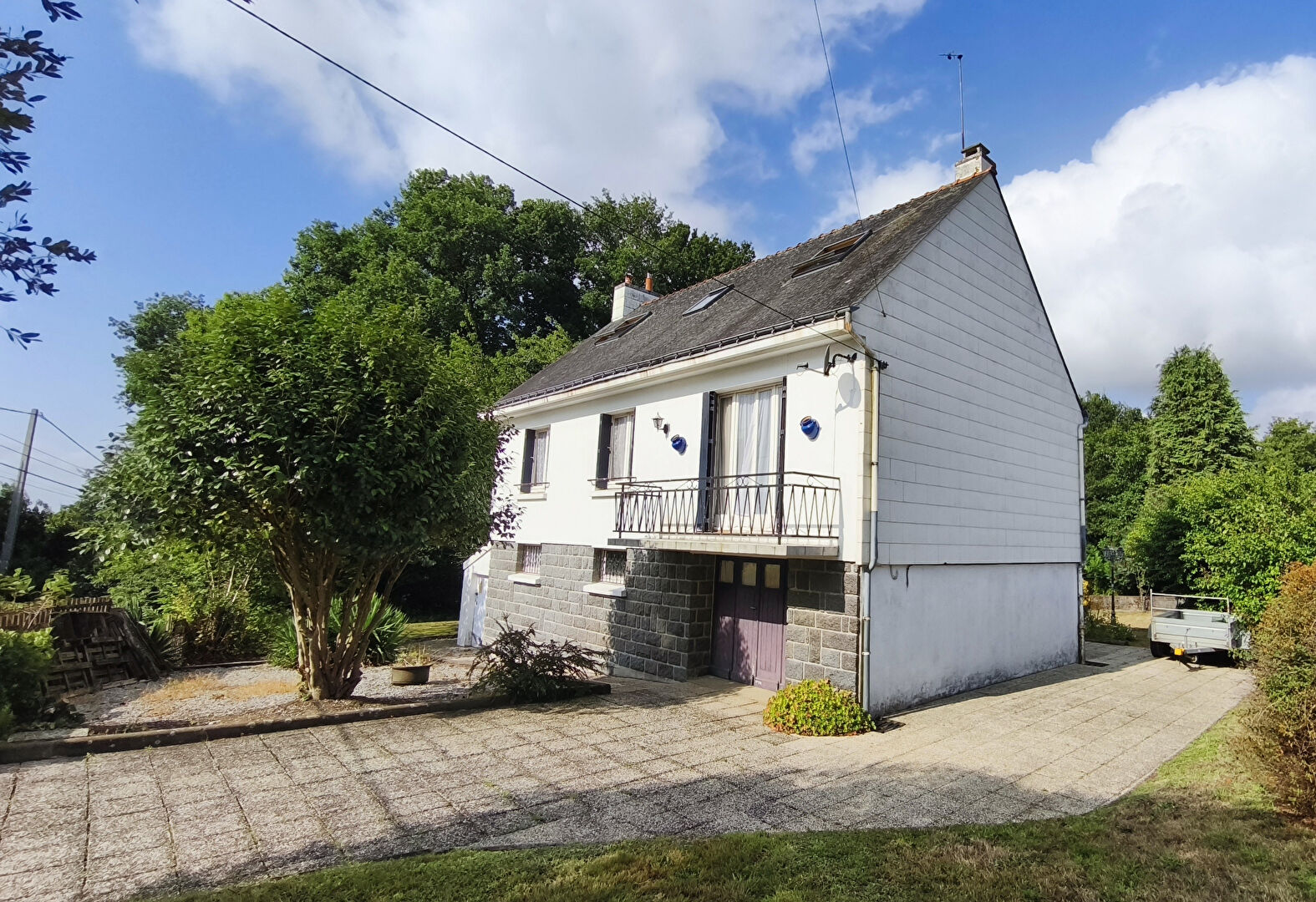 4-bedroom house in Morbihan, Brittany, featuring a spacious exterior and garden area.