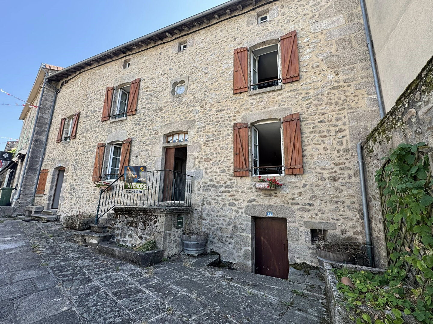 HAUTE-VIENNE ? Superbe maison de ville ancienne en pierre avec un énorme potentiel