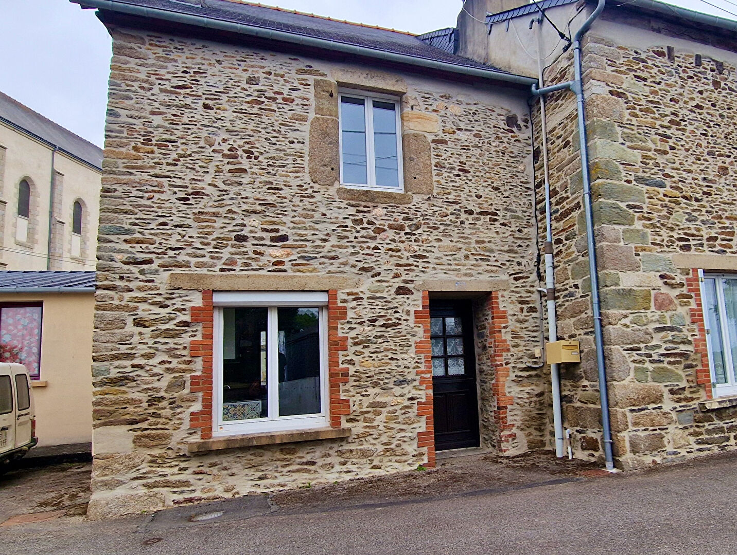 Stone property in Morbihan, Brittany, featuring traditional architecture and three bedrooms.