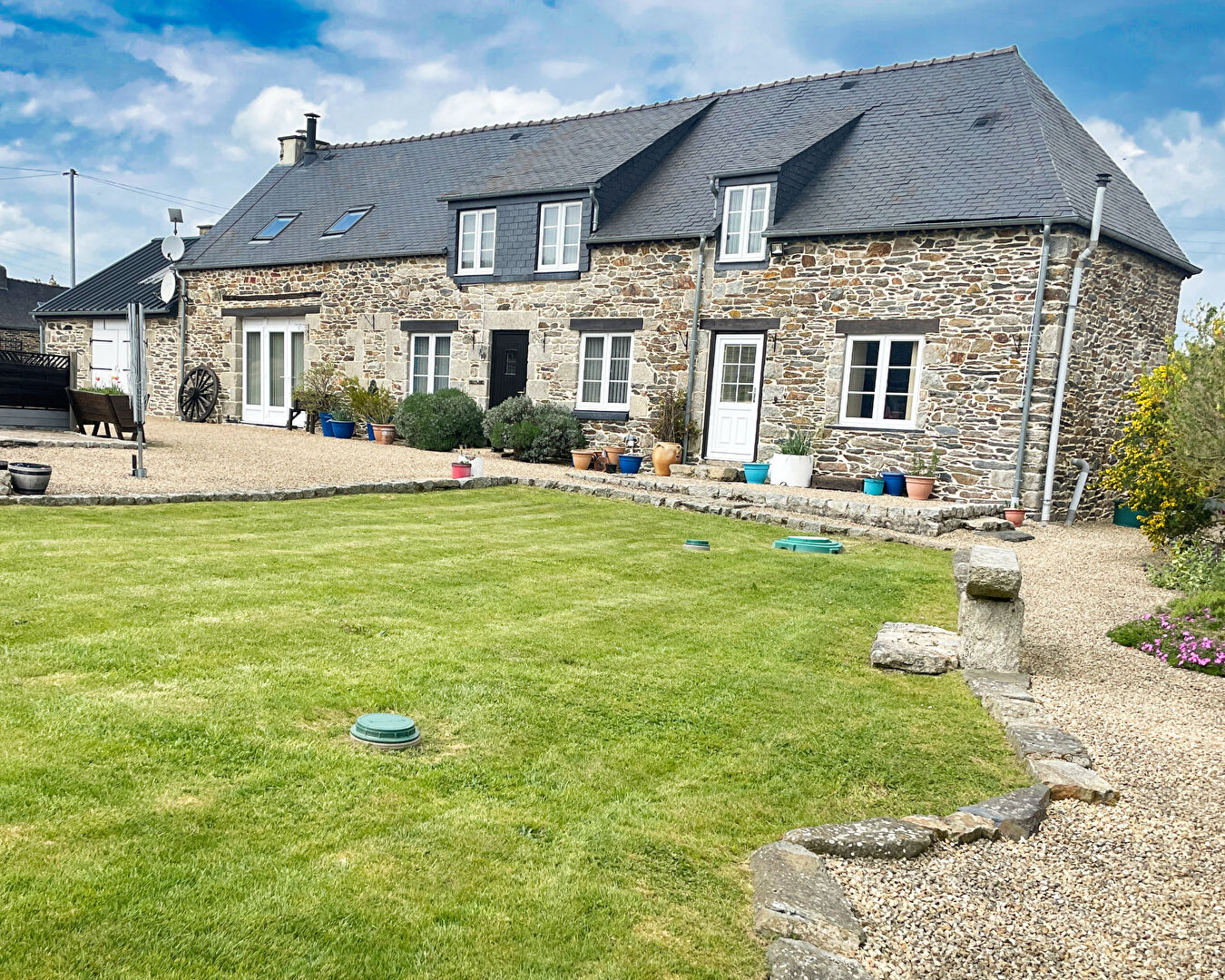 FINISTÈRE: Proche Huelgoat. Superbe maison rénovée avec 3 chambres, grand hangar et jardin