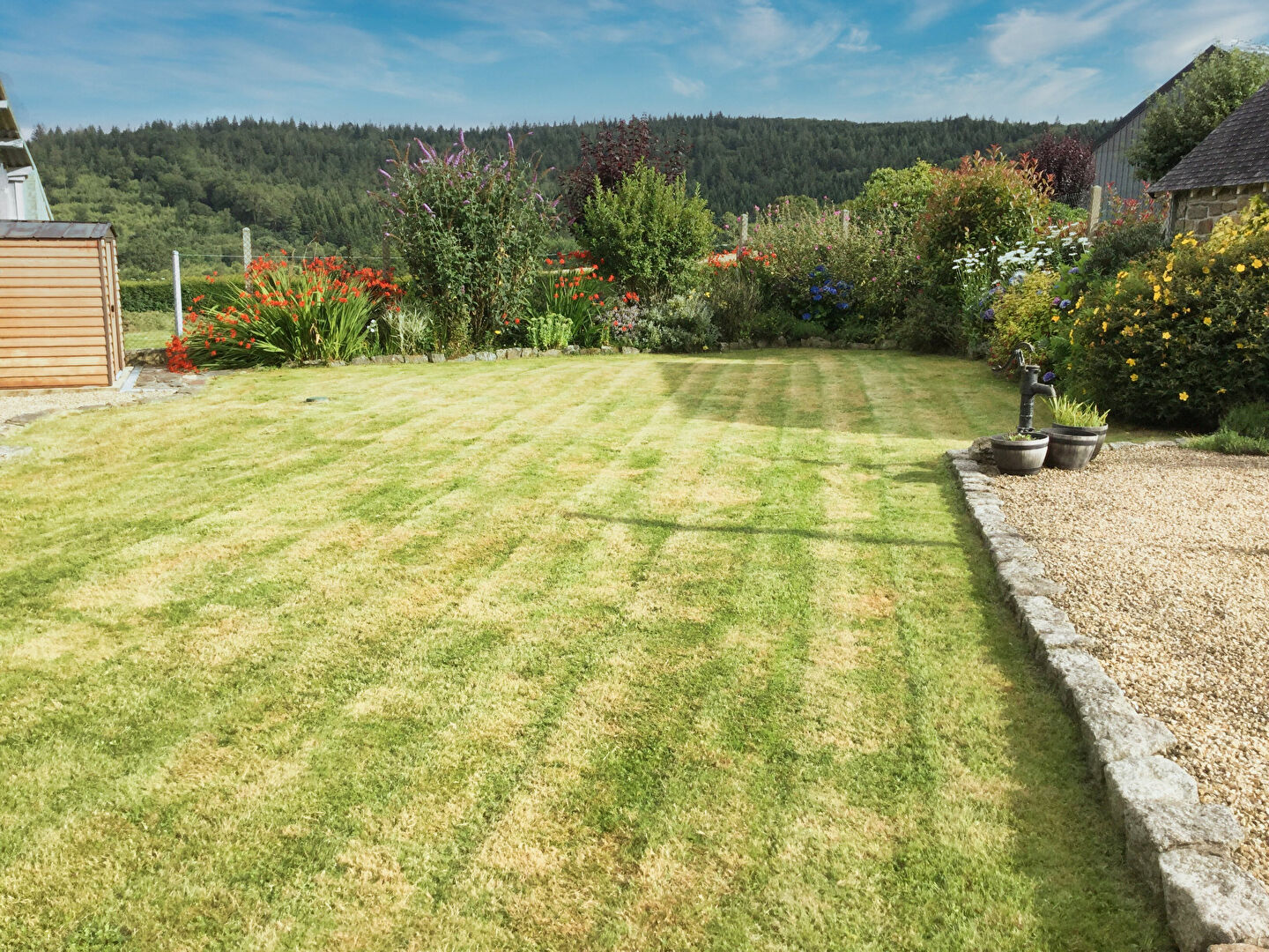 Photo FINISTÈRE: Proche Huelgoat. Superbe maison rénovée avec 3 chambres, grand hangar et jardin image 2/6