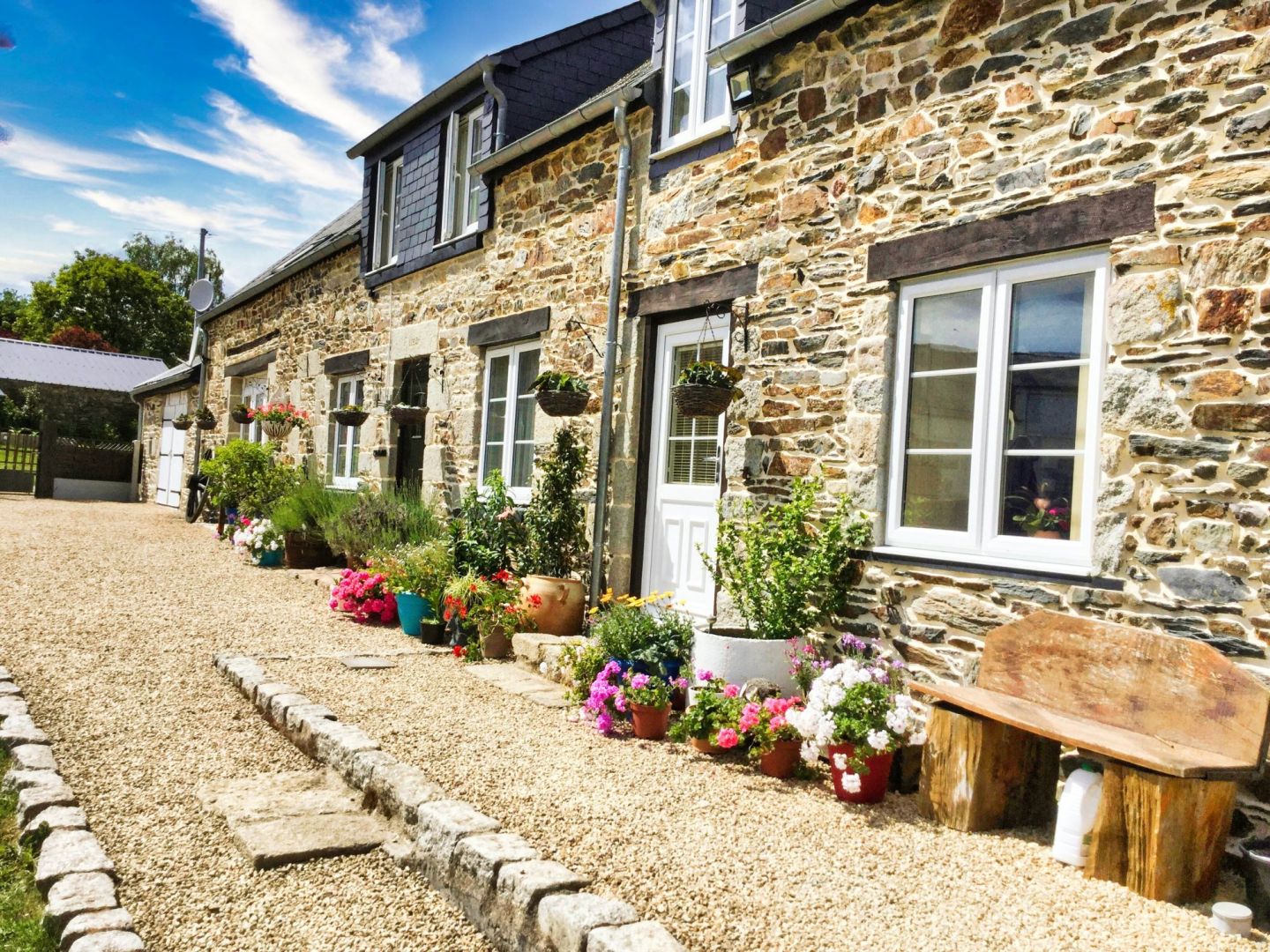 Photo FINISTÈRE: Proche Huelgoat. Superbe maison rénovée avec 3 chambres, grand hangar et jardin image 3/6