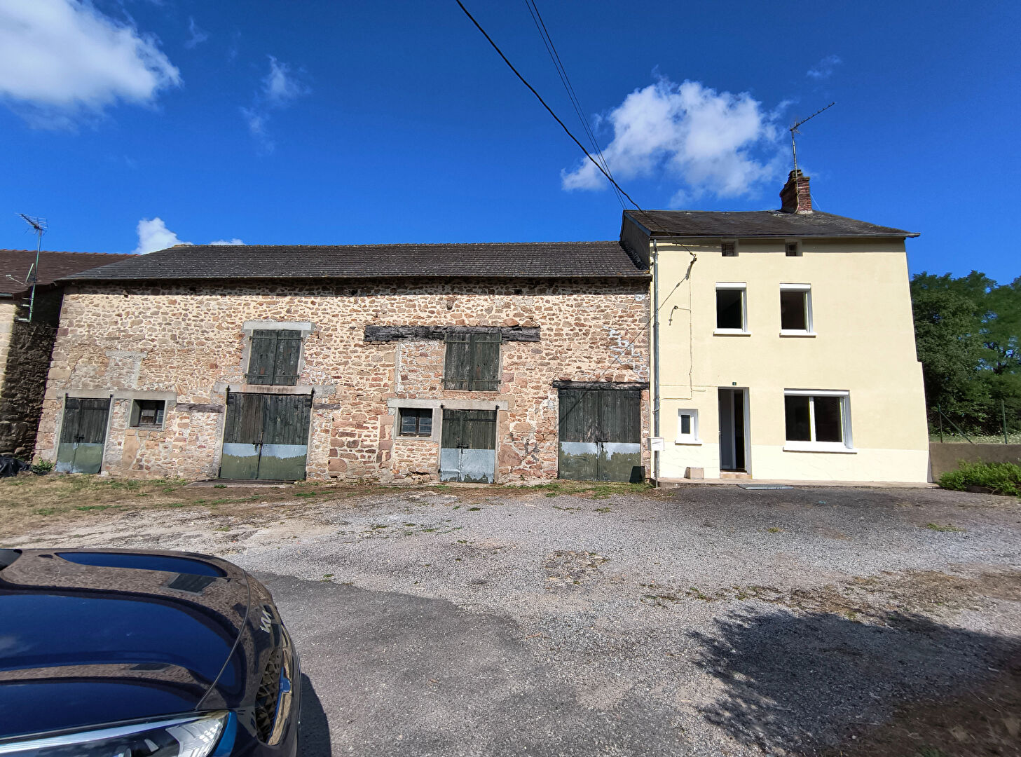 HAUTE-VIENNE Maison de campagne rénovée avec 3 chambres et plusieurs dépendances