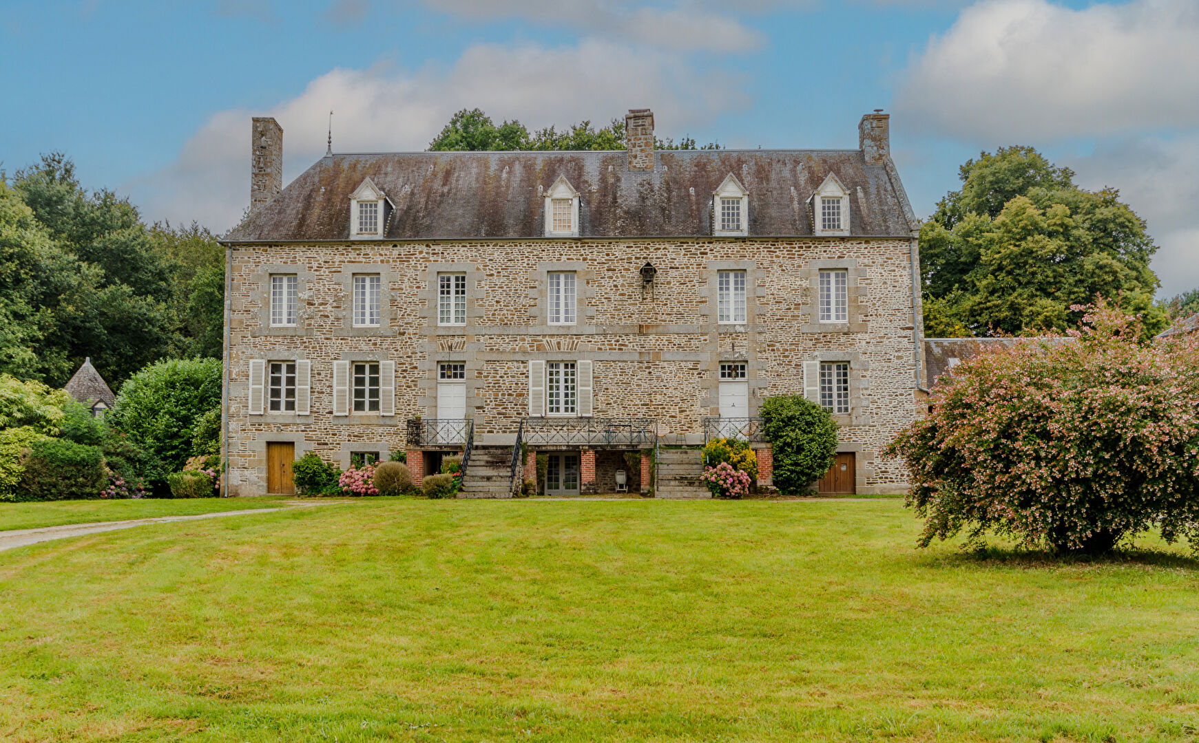 MANCHE: Proches de Saint-Hilaire-du-Harcouët - Magnifique château du XVIII siècle avec dépendances et parc paysager sur 4 hectares