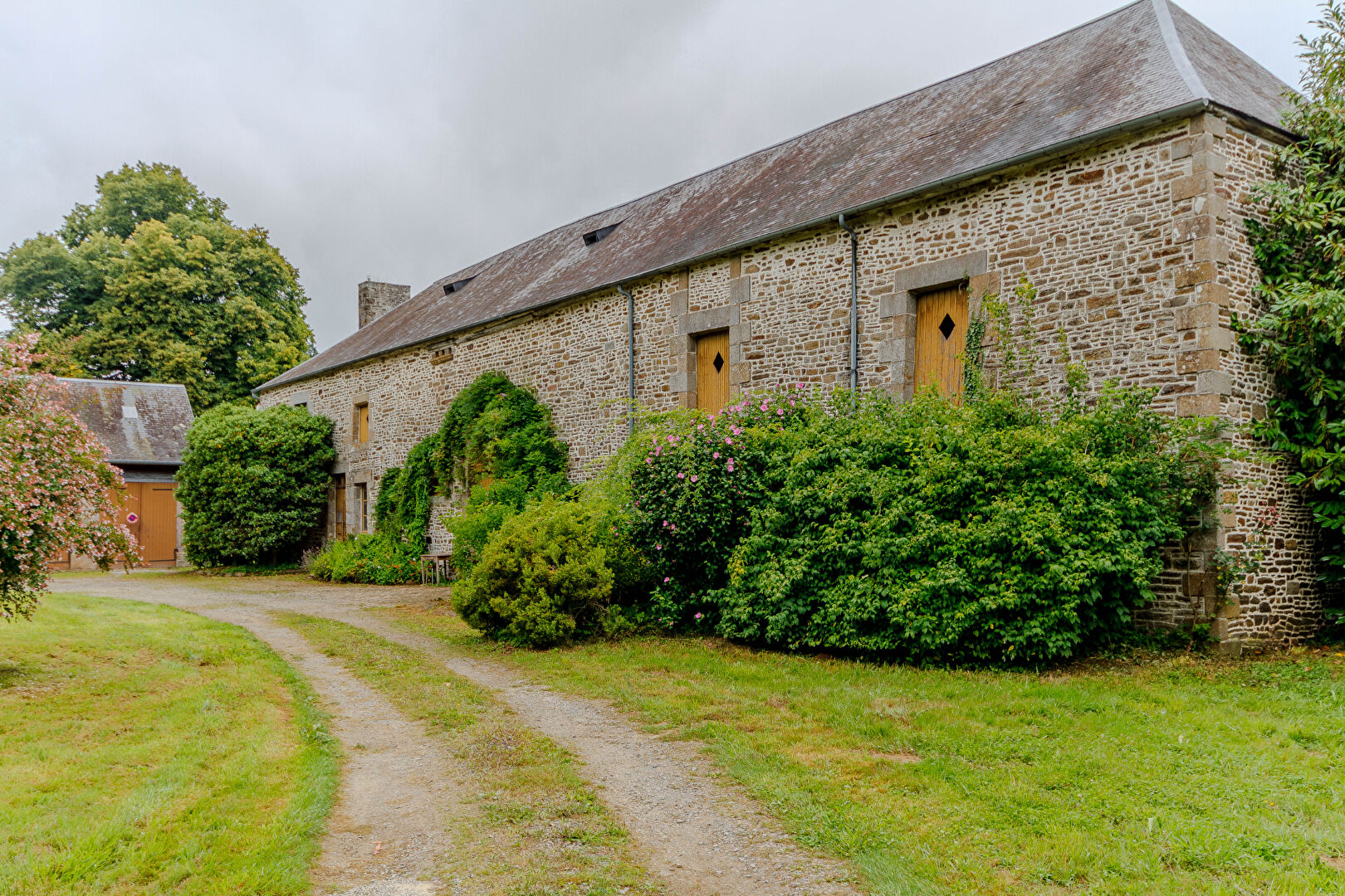 Photo MANCHE: Proches de Saint-Hilaire-du-Harcouët - Magnifique château du XVIII siècle avec dépendances et parc paysager sur 4 hectares image 2/6