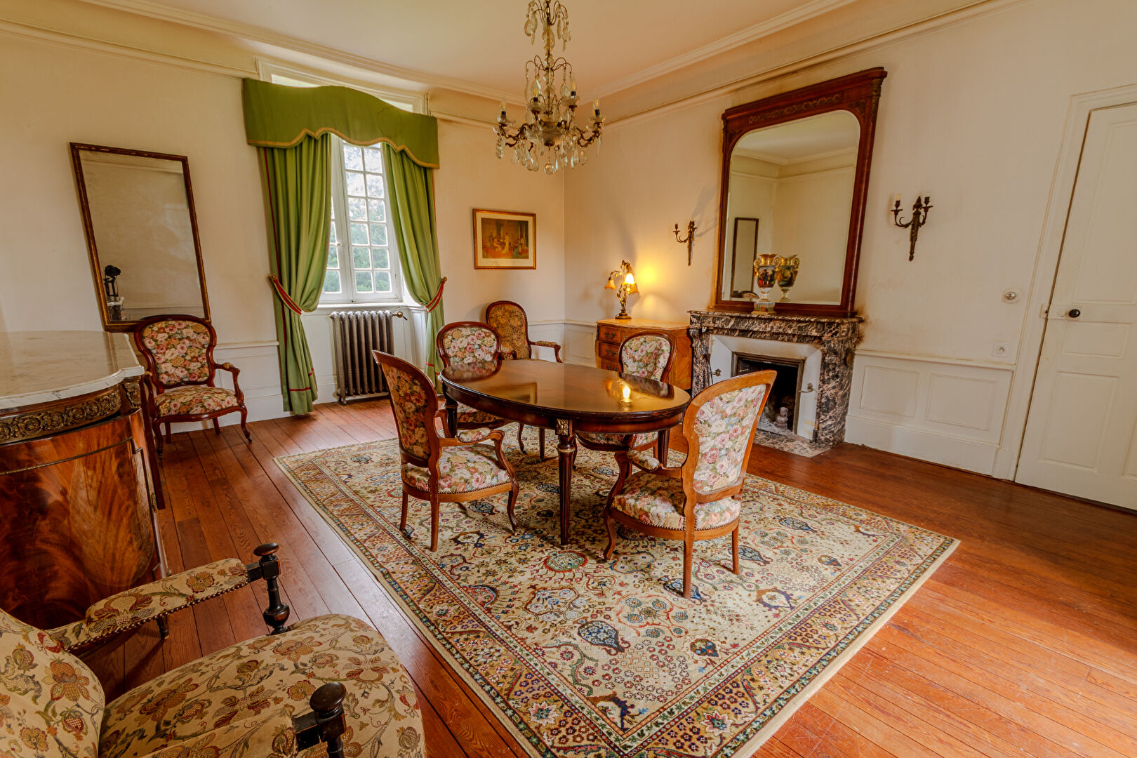 Photo MANCHE: Proches de Saint-Hilaire-du-Harcouët - Magnifique château du XVIII siècle avec dépendances et parc paysager sur 4 hectares image 6/6