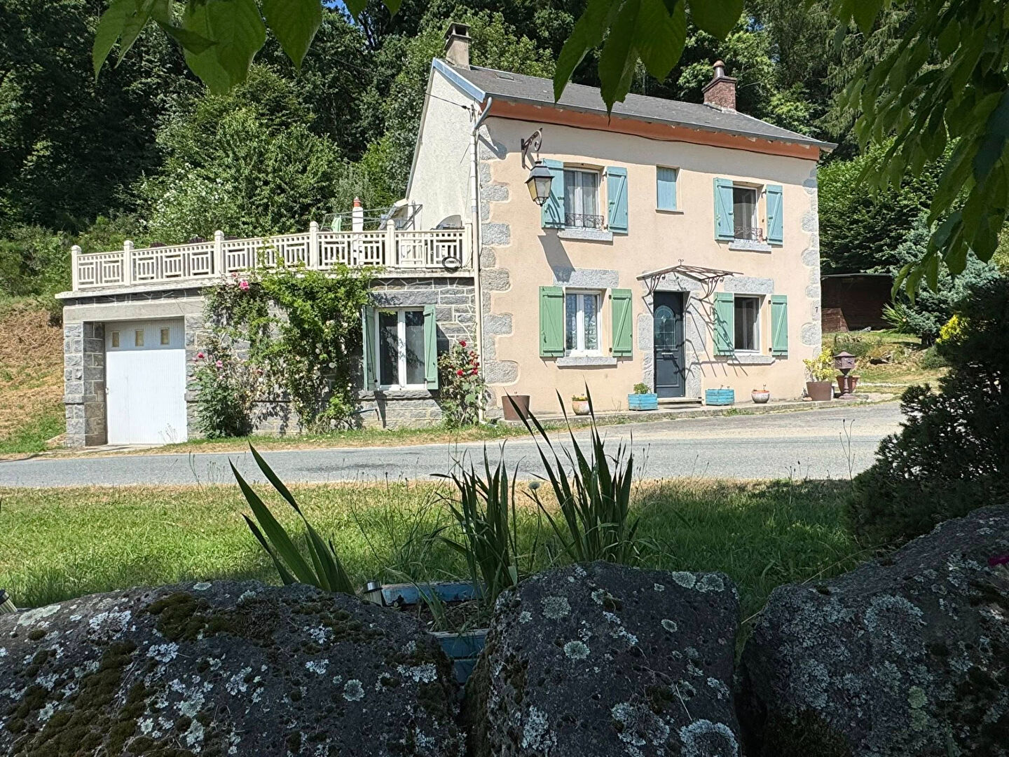 Three-bedroom property in Creuse, Nouvelle-Aquitaine, featuring a terrace and garden views.