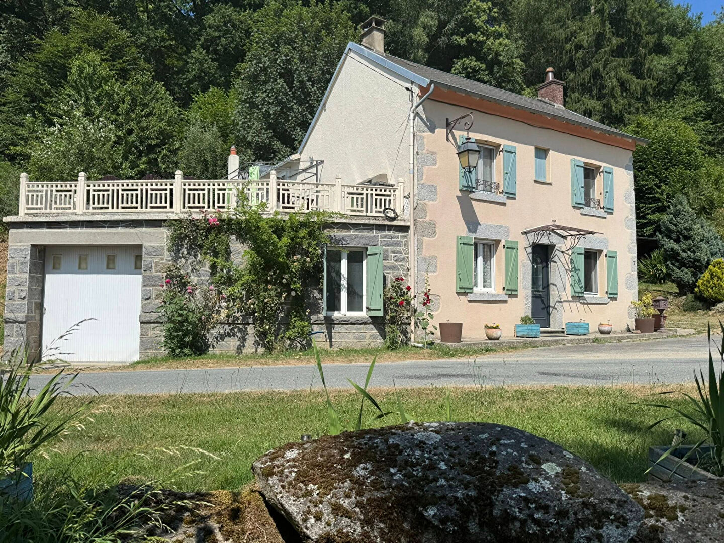 Three-bedroom property in Creuse, Nouvelle-Aquitaine, featuring a terrace and garden space.