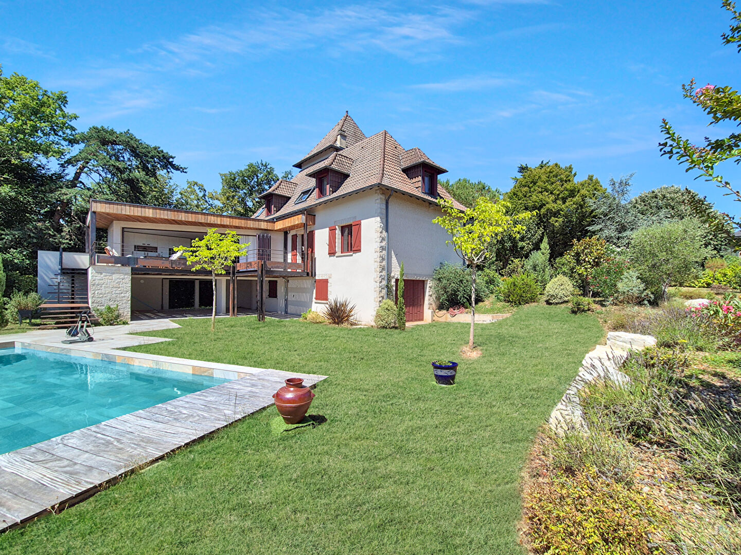 CORREZE. BRIVE-LA-GAILLARDE. Maison exceptionnelle de 6 chambres avec garage, appartement en rez-de-jardin, piscine en pierre et jardins de 3 853 m².