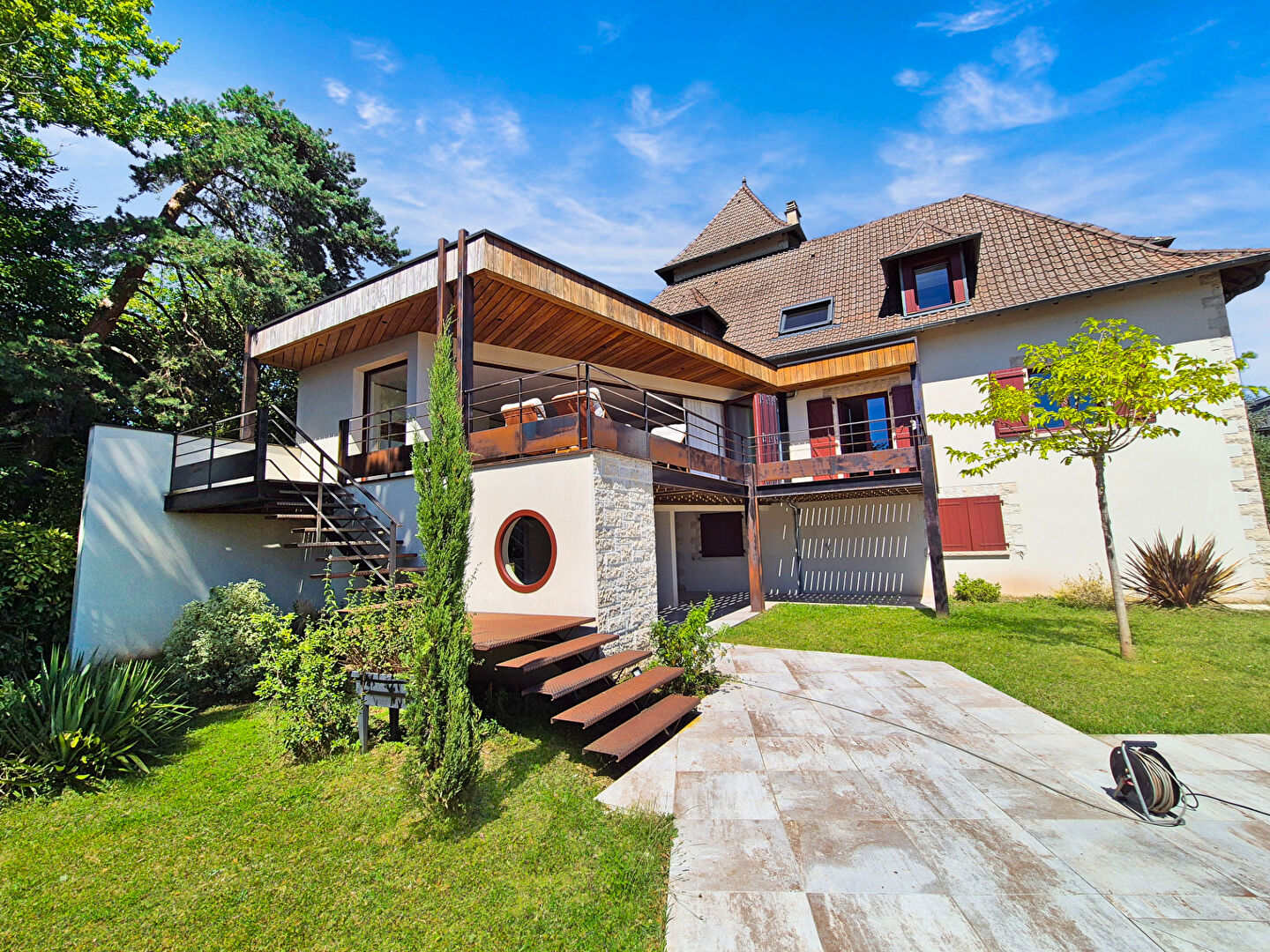 Photo CORREZE. BRIVE-LA-GAILLARDE. Maison exceptionnelle de 6 chambres avec garage, appartement en rez-de-jardin, piscine en pierre et jardins de 3 853 m². image 2/6